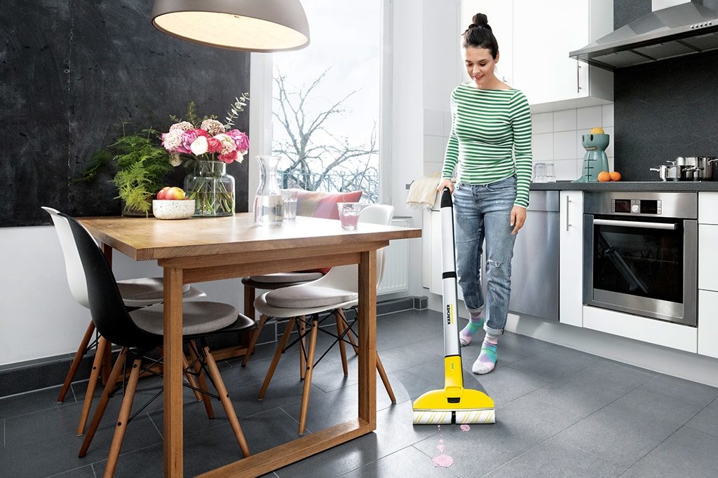 Umývanie podlahy v kuchyni